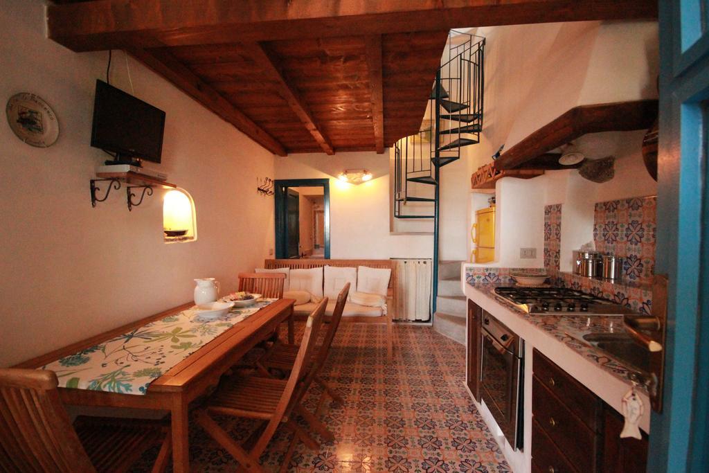 サンタ・マリーナ・サリーナ La Casa Di Via Lungomareヴィラ エクステリア 写真